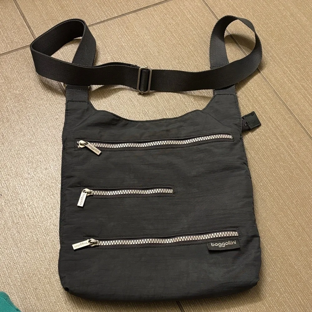 Baggallini Black Nylon Crossbody Messenger with Silver Zippers